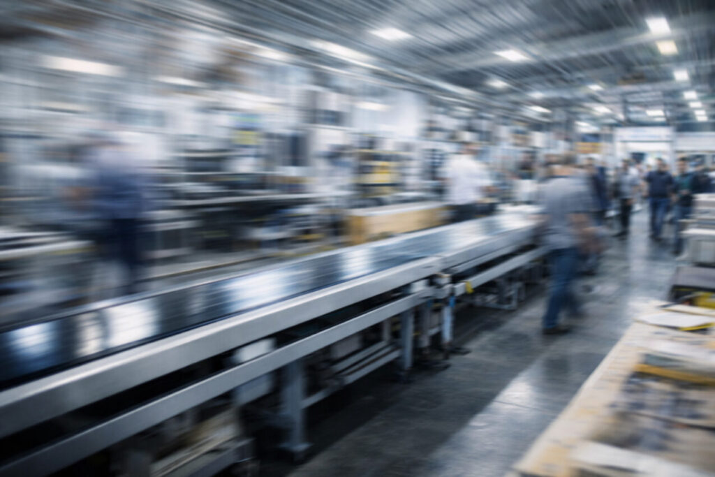 Produktionsumgebung mit Bewegungsunschärfe als Symbol für operative Komplexität und fehlende Prozessklarheit